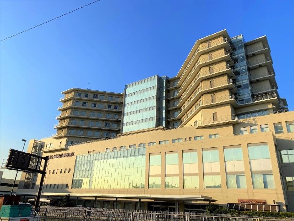 済生会横浜市東部病院(内科、循環器科、神経内科、小児科など３０以上の診療科がある総合病院。がんの治療にも力を入れている。)