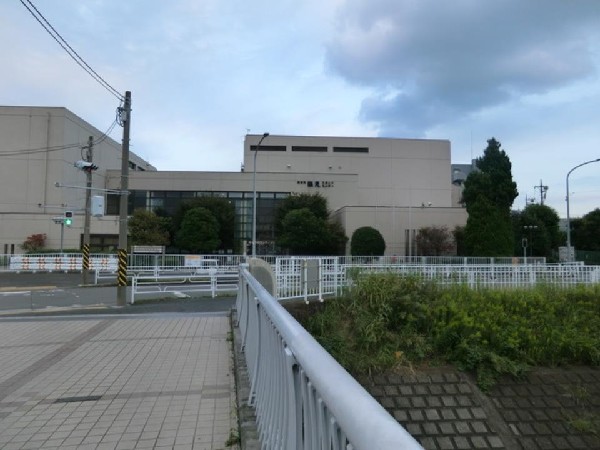 横浜市鶴見スポーツセンター(３つの体育館がありフットサル、バスケ、バレー、空手、体操等が可能。トレーニング室にはベンチプレスも。)