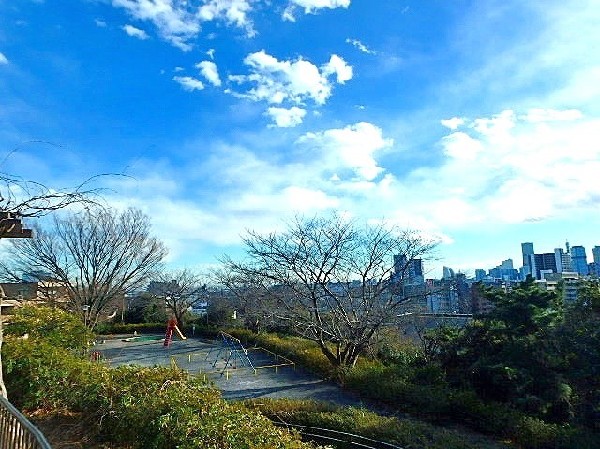 立町みはらし公園(高台にある緑豊かな公園。みなとみらい・ベイブリッジが一望できます。遊歩道もあるのでお散歩にぴったり。)