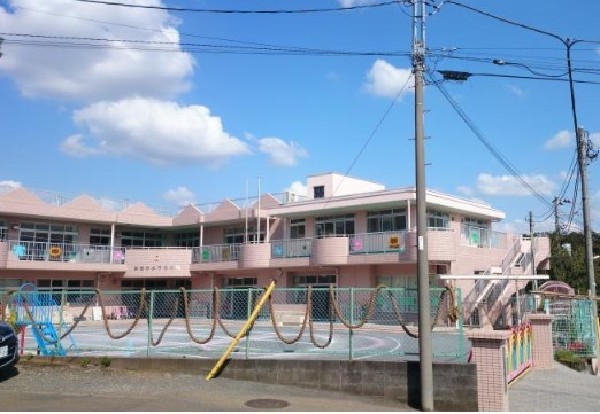 羽沢幼稚園(園庭に大きなアスレチックがある幼稚園。野菜や果物作り体験、泥遊びや木登り等の遊びを通して成長します。)