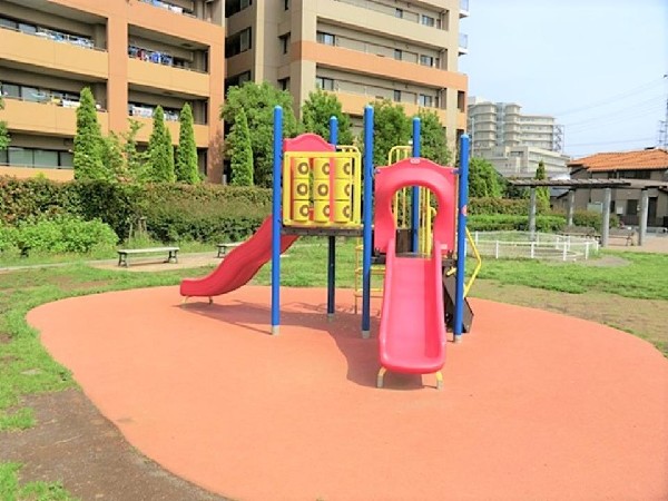 上末吉二丁目第二公園(住宅街の中にある落ち着いた公園。青空の下で駆け回ったり、遊具で遊んだり、思い思いの遊びができます。)
