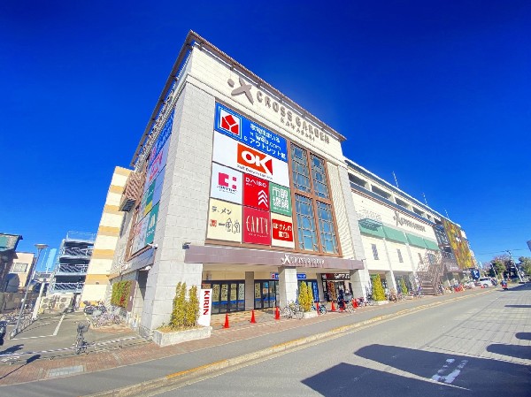 クロスガーデン川崎(スーパーのＯＫやドラッグストア、ヤマダ電機、飲食店、病院など13店舗が入り、便利な複合商業施設です。)
