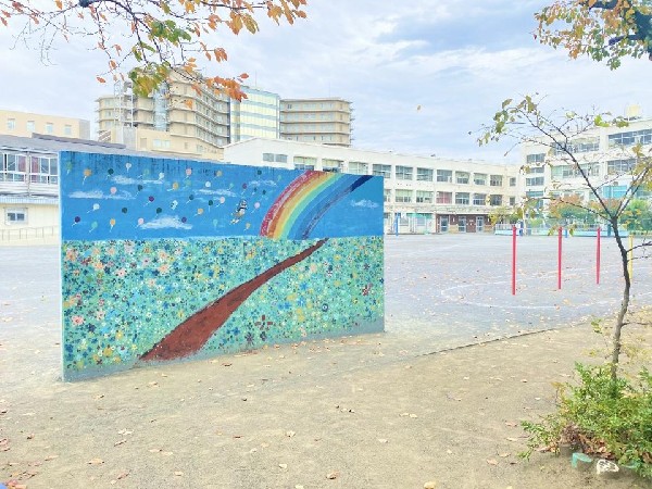 末吉小学校(明治6年に創設された歴史ある小学校です。教育目標は「かかわる・わかる・かがやく　末吉っ子」。)