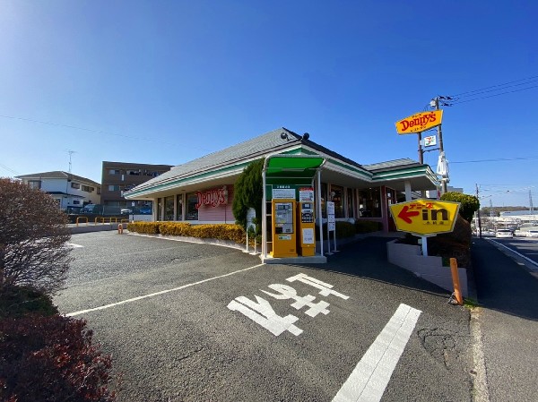 デニーズ小机店(お子様連れでも安心して食べに行けるファミリーレストラン。旬の素材を使用したオリジナルメニューが充実。)