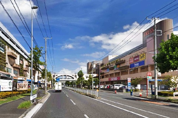 トレッサ横浜(フランス・リヨン市の市街地をイメージして作られたお洒落な大型ショッピングモール。駐車場は全日無料です。)