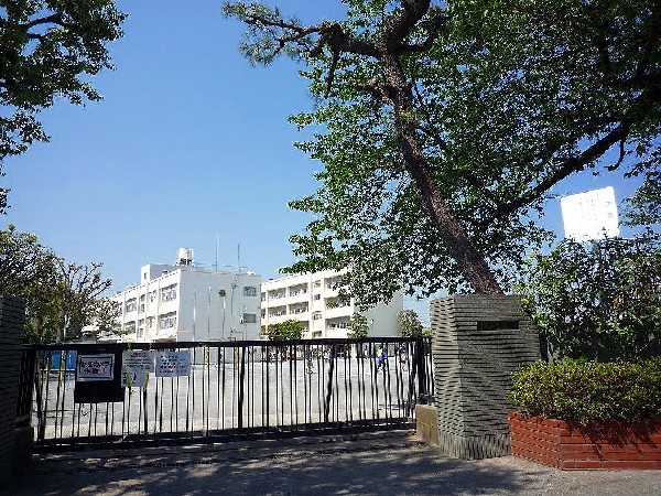 旭小学校(教育目標は「あかるくさわやか　ひとみきらきら　あさひっ子」。縦割りの活動があり学年を超えて交流します)