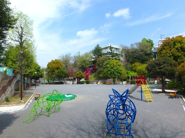 北寺尾4丁目公園(グラウンドと遊具広場に分かれている公園で、珍しい複合遊具などもありお子さまが飽きることなく遊べそう。)