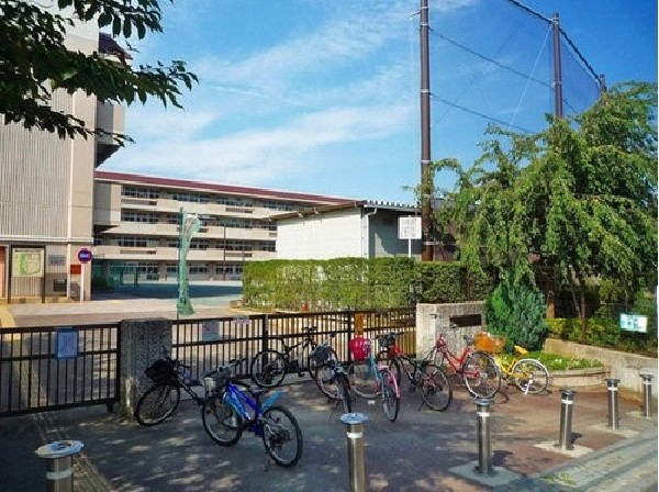 森の台小学校(公園に隣接し、広々とした小学校。教育目標は、「自分大すき、友だち大すき、共に学ぶ子、実践する子」)