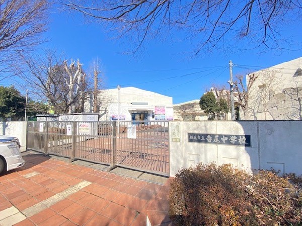 寺尾中学校(1学年8～9クラスのマンモス校。三ツ池公園近くにあり自然豊かです。校庭が広く部活動や体育祭が盛ん)