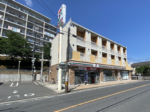 セブンイレブン横浜菅田町北店(近くて便利、期待以上の品質を提供するコンビニ。セブンイレブンの商品を最短30分で届ける7NOW取扱店。)