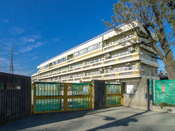 国分寺市立第二小学校(読書活動や英語活動、交流教育、環境教育の推進。また、体験的な学習や問題解決的な学習を取り入れ、主体的に学ぶ態度を養うための取り込みを行っている学校です。)