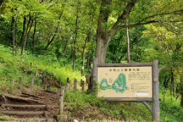 浅間山公園(手軽にトレッキングが楽しめる場所として人気が高く、晴れた日には尾根の一部からは富士山も眺められる)