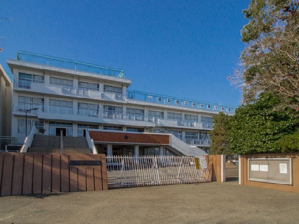 府中市立府中第十中学校(府中第十中学校は、「明るい挨拶、きれいな学校」を合い言葉に、生徒と教員が笑顔で明るく気持ちの良い挨拶を交わし信頼関係を創り上げている学校です。)