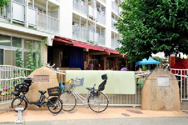 こぶし保育園(定員100名の園児は、年齢・月齢別に分かれ、ひとりずつに決まった保育士がついて、きめ細やかな保育を受けています。)