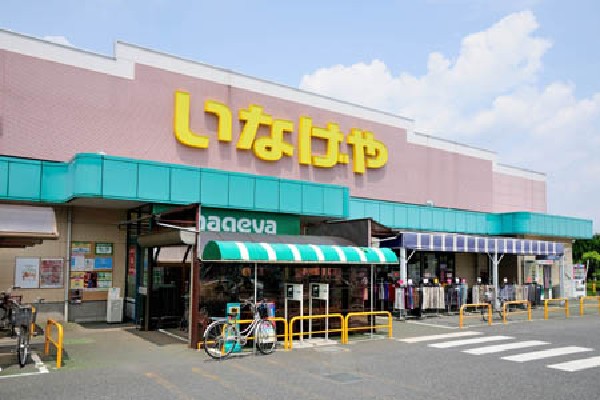 いなげや小平回田店(小平団地と道路を隔てた向かい側にある平屋の単独店舗で、専用駐車場もあって利用しやすいスーパーです。)