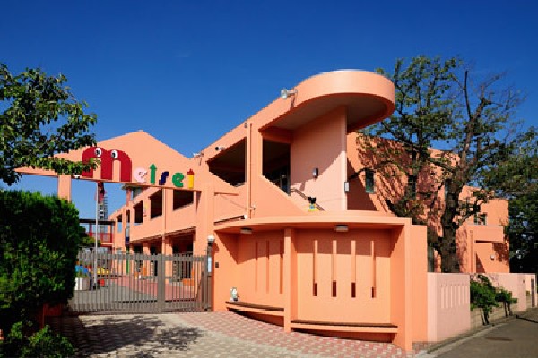 明成幼稚園(園児達は園庭を裸足で駆け回ったり、年中児からお泊り保育へ参加したりするなかから、健康と社会性、自立心を身に付けていく幼稚園です。)