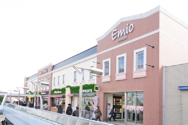 Emio田無(ケータイショップやコンビニエンスストア、フラワーショップなどのサービス系と、コーヒーショップやファストフード店、ベーカリーカフェなどが入る田無駅ナカ商業施設です。)
