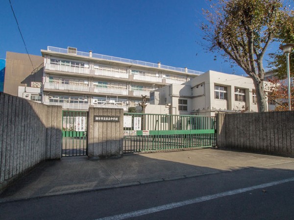 調布市立第五中学校(「・自ら学ぶ人になろう・心と体を鍛えよう・思いやりと助け合う心をもとう」以上を教育目標にしています。)