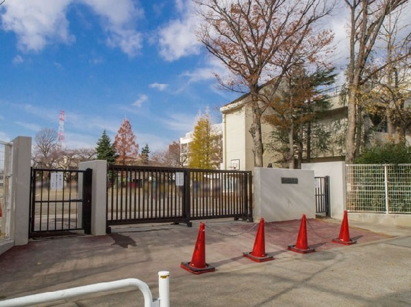 府中市立本宿小学校(開校以来の建学の精神を守り、一人一人が生きる喜びを実感できる「輝きのある子」の育成を目指して、地域とともに歩み続けています。)