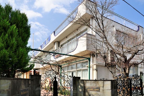 府中あおい幼稚園(幼児期に集団生活の中で基本的な生活習慣を身に付け、「心・体・頭の健康」をモットーに幼児教育を目指しています。)