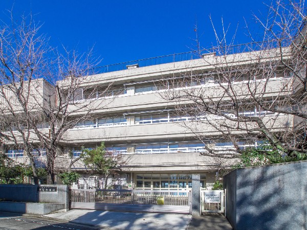 西東京市立住吉小学校(生命や自然を慈しむとともに思いやりの心を持ち、社会生活の基本的なルールを身につけ、互いに協力してよりよい生活を創造する児童を育てます。)