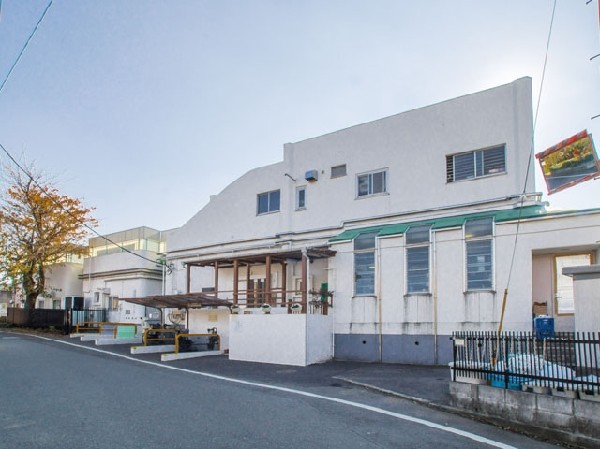 わかたけ保育園(子どもたちが園生活を楽しみ、友だちとのかかわりの中で学び合い豊かな心が育ち合うよう、家族と園がお互い心を通わせ連絡とり合って保育をしています。自然が一杯の環境、四季折々の自然にふれ楽しんでおります。 )