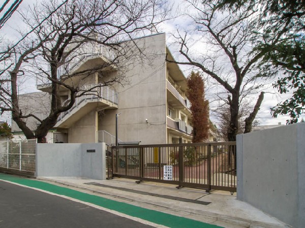 府中市立府中第四中学校(「学ぶことを楽しみに感じることができる」「人と人とのふれあいを大切にすることができる」「生きる喜びを実感できる」学校づくりを教職員と力を合わせて取り組んでいる学校です。)