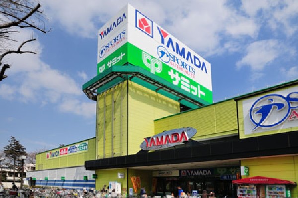 府中ショッピングスクエア(鎌倉街道沿いにある大型ショッピングセンターです。大型家電量販店や大型スポーツ用品専門店など、大型店舗の集合体で日常の物は何でも揃います！)