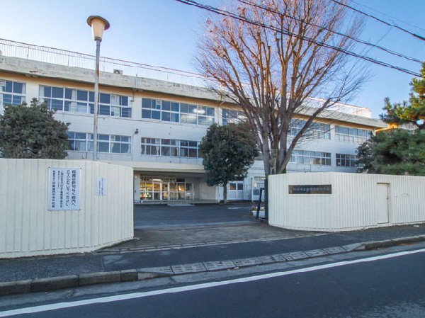 西東京市立田無第四中学校(教育目標　すすんで学び、しっかりした学力をつけよう。　丈夫な体を作り、豊かな情操を身につけよう。　友達を大切にし、仲間の輪を広げよう。　目標を決め、深く考えて最後までやりぬこう。)