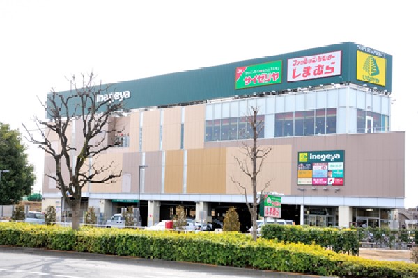 いなげや武蔵野関前店(夜の11時近くまで営業しており、何かと利用しやすく、ドラッグストアやカジュアルファッションショップなど専門店のテナントが同じ建物の中に入っているスーパーです。)