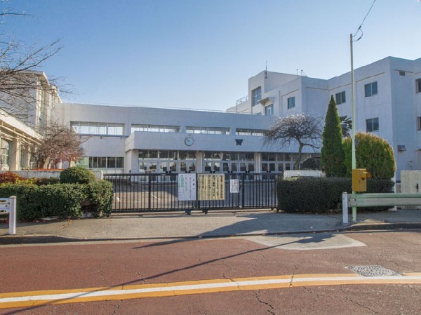 小金井市立小金井第一中学校(「人権尊重と命を大切にする教育を基盤に、あたりまえのことをあたりまえに～みんなが輝く小金井一中～」で、これから教職員が一丸となって教育にあたってまいります。)