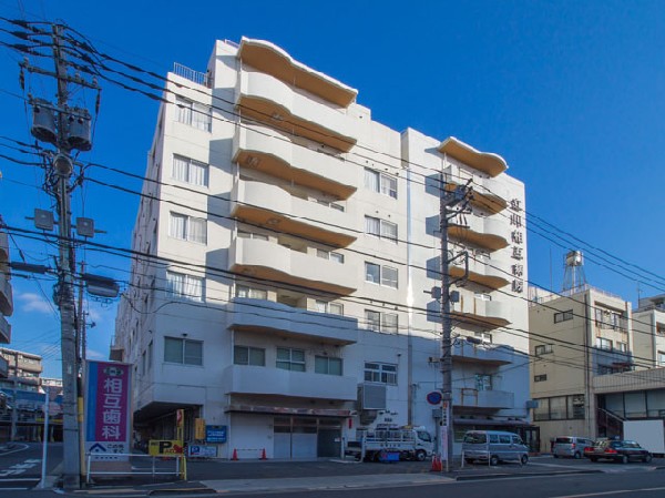 立川相互病院(創立以来50年以上、国立周辺の医療に携わってきた、立川相互病院。道を挟んで外来専門の診療所を開いており、本体である病院は主に入院治療と、診療所では対処できない疾患の一部、救急医療を担う。)