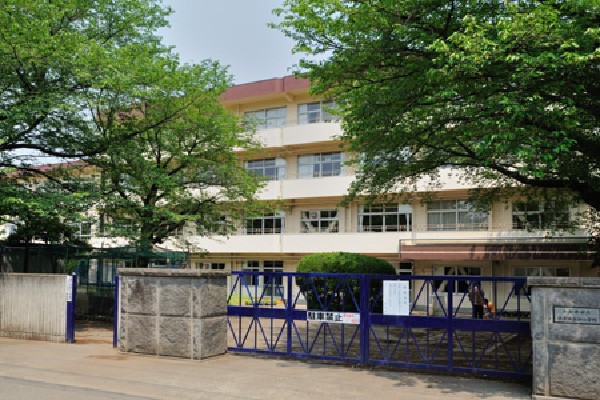 小金井市立小金井第四小学校(1951（昭和26）年創立の歴史ある小学校です。小金井の名前の由来ともなった貫井神社のある弁天公園に隣接し、学校周辺には豊かな緑があふれています。)