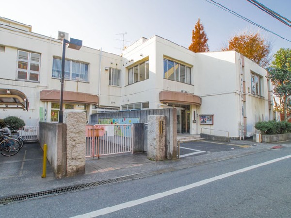 小金井保育園(自然とのかかわりを大事にして、散歩に出ることが多いです。子供たちが安定した環境の中で元気に伸び伸びと自分らしく過ごせる場所になるように心がけている保育園です。)