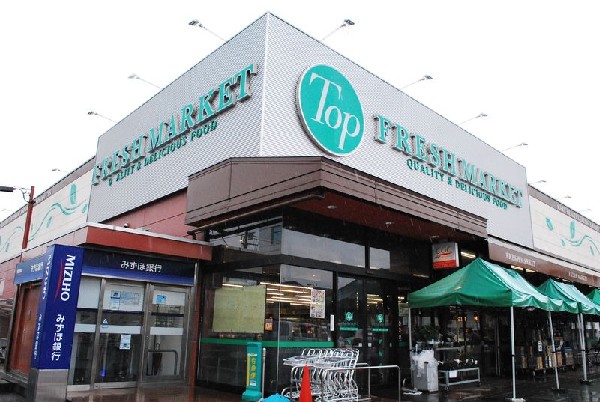 トップフレッシュマーケット深大寺店(CGCグループが開発したプライベートブランドのリーズナブルで良質な商品に加え、優れたバイヤーによる多彩なオススメ商品が店頭に並んでいます。)