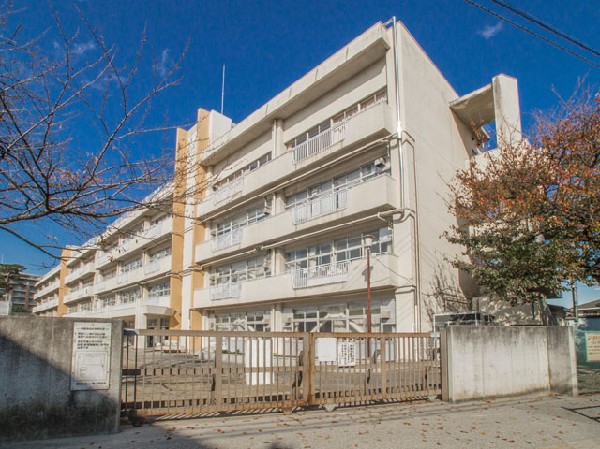 調布市立上ノ原小学校(調布市の北東部にあり、武蔵野の面影を残す静かな住宅地に位置した学校です。周辺には文教施設が多くあります。)
