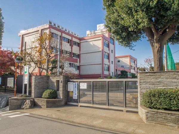 調布市立神代中学校(「読む」「聞く」「書く」「話す」学習を重視し、基礎的・基本的な知識と技能の定着及び豊かな心や思考力・判断力・表現力の育成を図っている学校です。)