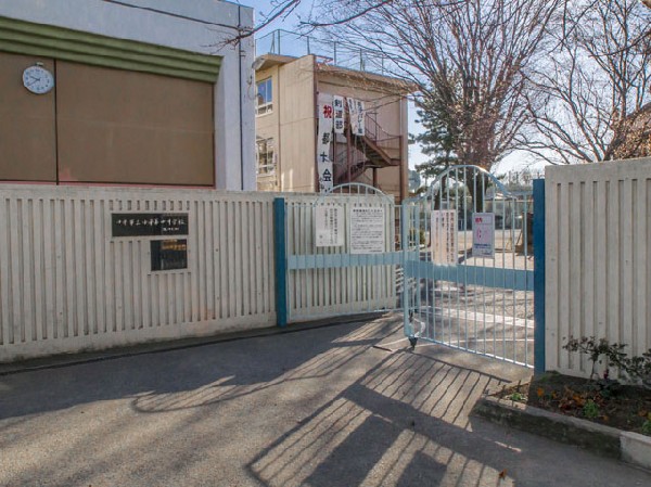 小平市立小平第四中学校(教育基本法の精神にのっとり、東京都及び小平市教育委員会の教育目標を踏まえ、自分で考え進んで実践する人間、健康でたくましい人間になるよう教育を行っている中学校です。)