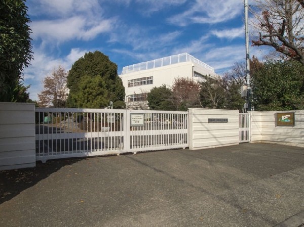 府中市立南町小学校(「武蔵野広く　緑を延べて　風清らかに　澄むさわやかさ」と校歌にあるように、武蔵野の面影を残す、自然に囲まれた学校です。)