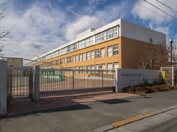 府中市立府中第三中学校(教育目標　①自分を大切にし、他人を尊敬し、楽しい学園を作ろう。②よく運動し、衛生に注意し、健康な身体をつくろう。③よく勉強し、個性を伸ばし、役に立つ人になろう。④勤労をよろこび、苦難にうち勝ち、正しく強く生きていこう。)