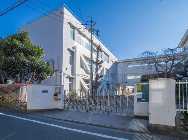 立川市立第三小学校(よく考え実行する子・思いやりのある子・健康でたくましい子の育成に努めている学校です。全教職員の仕事に対するひたむきな情熱と実践力を大切んして「いい顔いっぱいの第三小」を目指しています。)