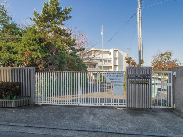 調布市立第七中学校(一人一人の生徒が、知性・感性・創造性及び、社会性をはぐくみ、人間性豊かなに成長できるよう努めている学校です。)