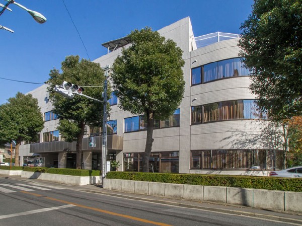 北多摩病院(「地域に根差したよりよい医療と安全の提供」という病院の理念に基づき、地域住民の方々のニーズにこたえられるように、一般診療はもとより、透析療法、療養医療、予防医学にも力を注いでいます。)