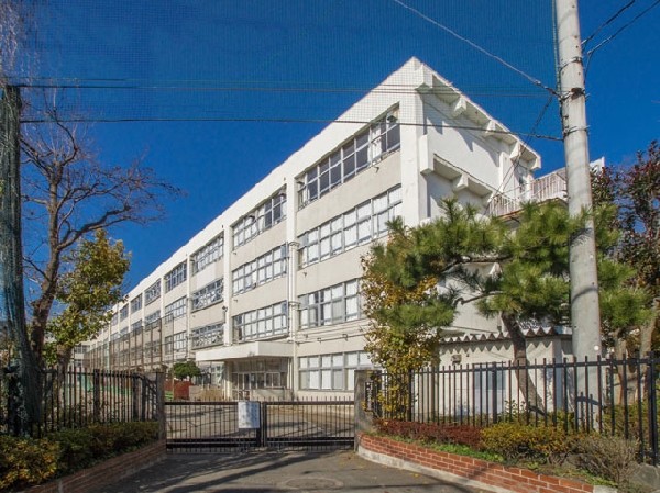 小金井市立小金井第二中学校(学校の特色を生かしながら、全ての生徒が安全・安心で、将来の夢や希望に向かってチャレンジできる学校を目指す。)