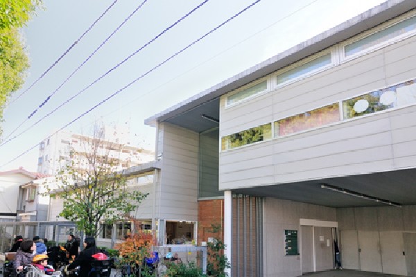 なおび幼稚園(教職員だけでなく保育者が一丸となって子どもを見ようという信念をもった教育を行う幼稚園です。)