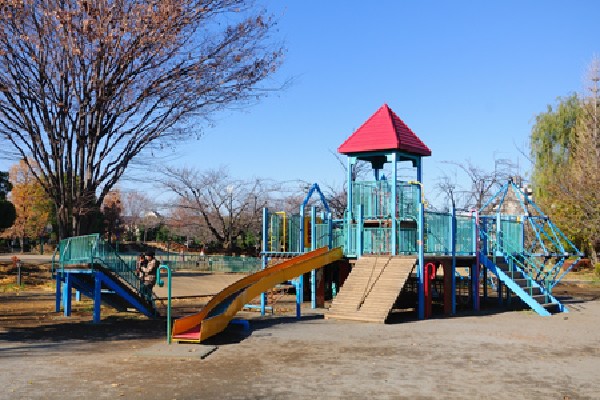 窪東公園(かつて関東高等学校のグラウンドだった跡地を整備して造られた公園です。園内には子どもたちが遊ぶ大型でカラフルな遊具もいろいろ設置されていて、特に複合遊具のすべり台は大人気となっています。)