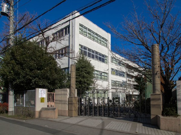 国分寺市立第一中学校(「むらさき草」の白い花の純粋さと可憐な美しさが、人に社会に及ぶようにと、堅実な教育活動を行っている学校です。)