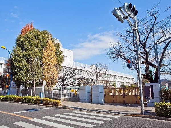 府中市立府中第一中学校(学校教育目標は「夢や志を抱き、力強く未来を切り拓く生徒の育成」です。)