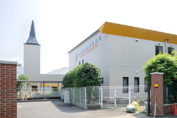 明星幼稚園(明星小学校生と一緒に遊んだり、中学生に読み聞かせをしてもらったりと、学園内での交流を図る機会は多く、卒園生は希望すれば優先的に明星小学校へ入れる制度があります。)