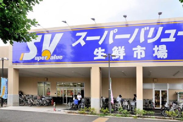 スーパーバリュー府中新町店(生鮮食料品の売場が日配品などの売場に比べると大きくとってあるとともに、特に鮮魚に力を入れており、品揃えとサービスを充実させているスーパーです。)